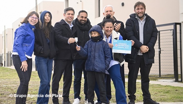 Kicillof destacó la continuidad de la obra pública en la Provincia al entregar viviendas a familias de La Plata