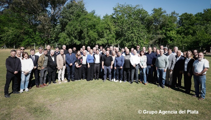 Kicillof reunió a intendentes peronistas tras las elecciones y recibió un fuerte respaldo